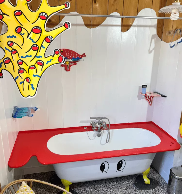 Salle de bain : baignoire habillée et corail mural