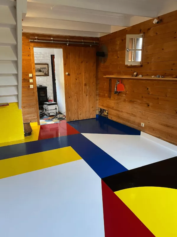 Sol peint — composition géométrique, maison privée