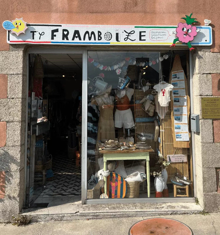 Ty Framboize — enseigne peinte et personnages découpés